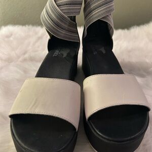 SOREL 9.5 Stylish Cream and Black Women's Sandals